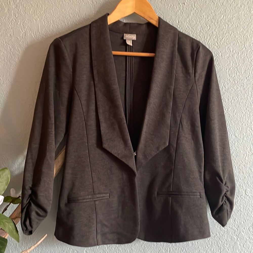 Cinched 3/4 sleeve blazer with small ruffle back detail. Small charcoal grey